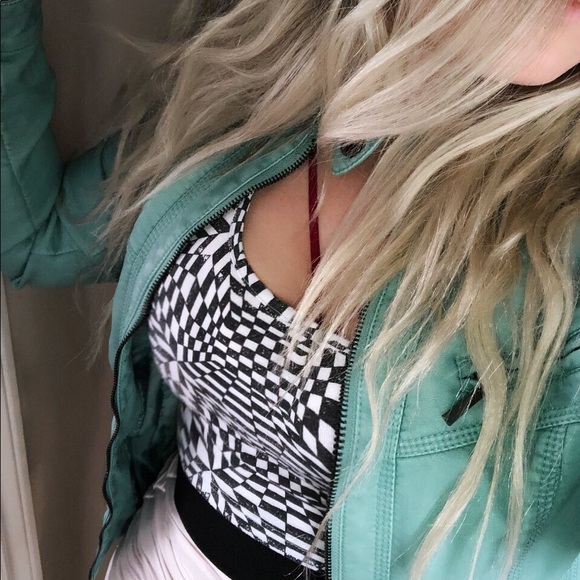 Meet your Posher, Kendra - Picture 2 of 5